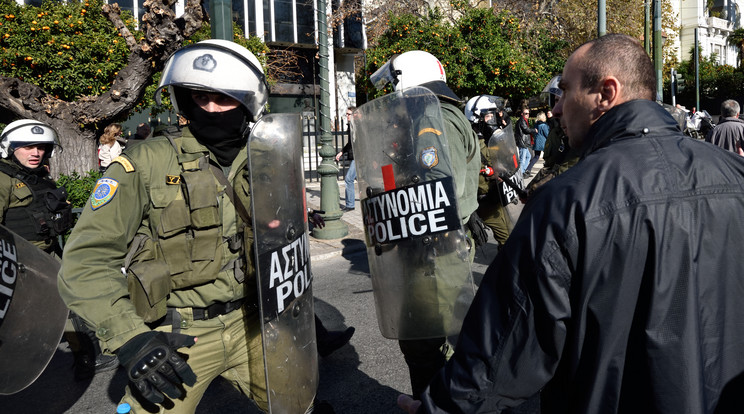 Háborús állapotok alakultak ki a görög fővárosban, január után megint tüntetnek / Fotó: MTI