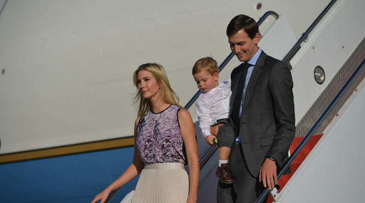 Ivanka Trump, Jared Kushner és gyermekükleszáll az elnöki gépről /Fotó: AFP