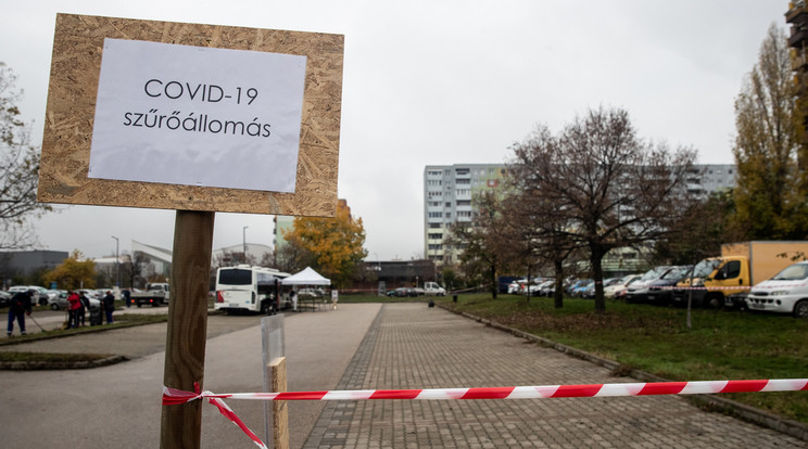 Autós Covid mintavételi pont nyílt Csepelen / Fotó: Zsolnai Péter