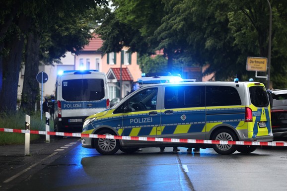 OTKRIVEN IDENTITET SRBINA KOJI JE ĆERKE DRŽAO KAO TAOCE! Novi detalji drame u Dortmundu: Izazvao HAOS u restoranu, zabarikadirao se u stanu, pa PUCAO na policajce