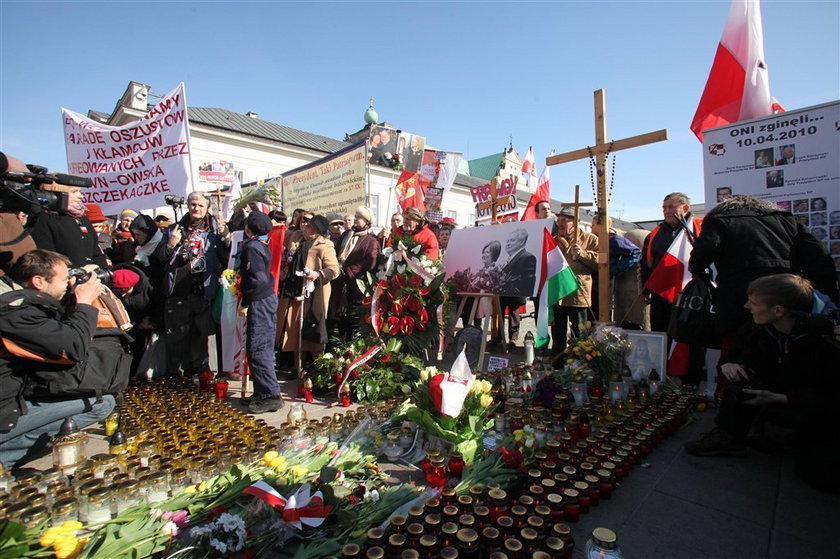 Cymanski ostro o wyrzucani palcych się zniczy