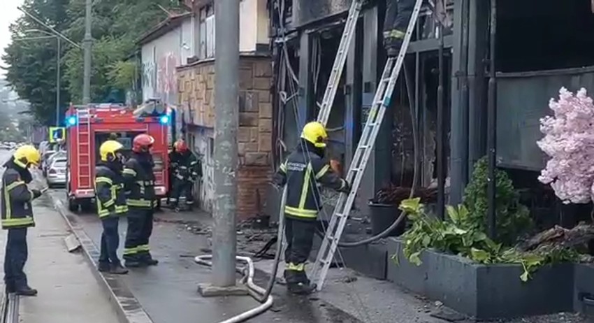 Ubrzo su na lice mesta izašle vatrogasne ekipe