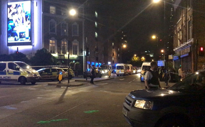 Zamachowcy wjechali samochodem w pieszych na moście London Bridge