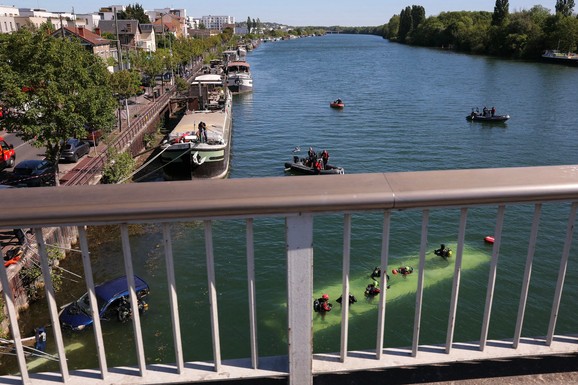 (FOTO) AUTOBUS SA PUTNICIMA SE SURVAO U REKU Horor: Vozač izgubio kontrolu, vozilo završilo na dnu Sene, traga se za jednom osobom