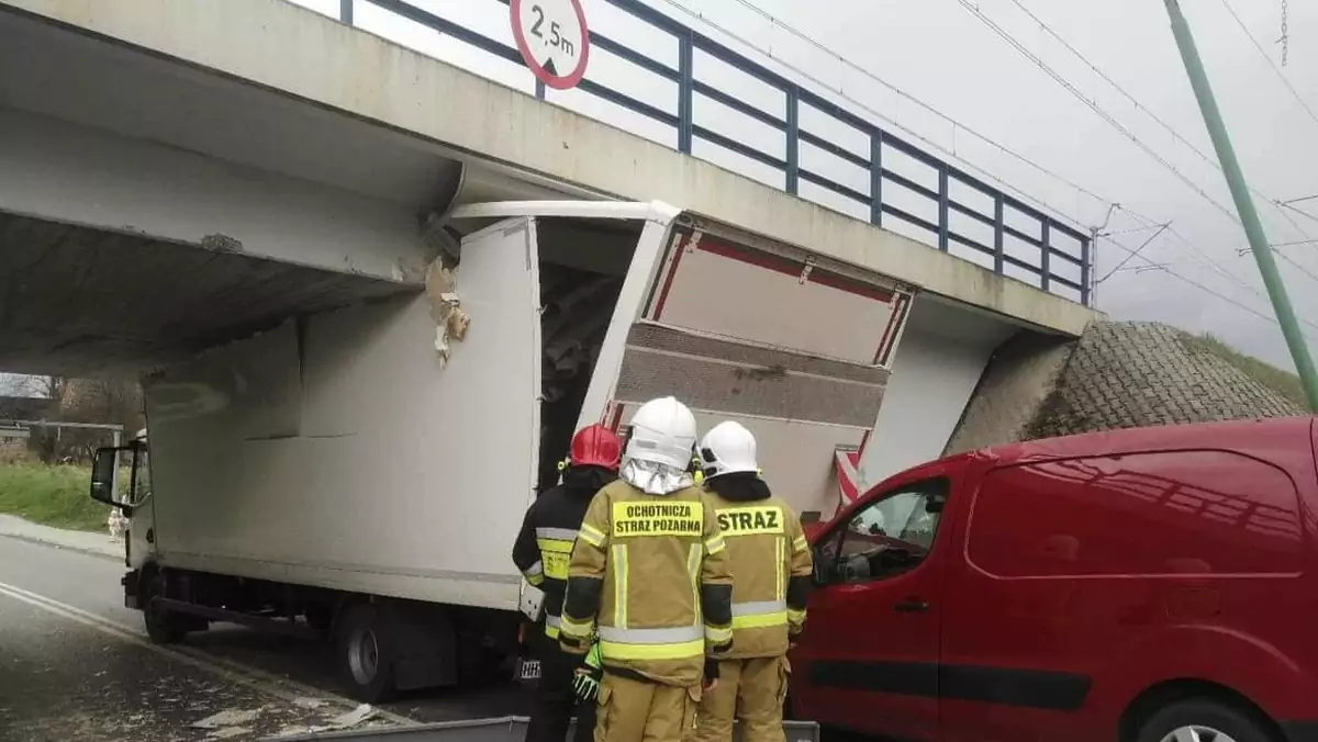 Ciężarówka wjechała pod wiadukt i już spod niego nie wyjechała