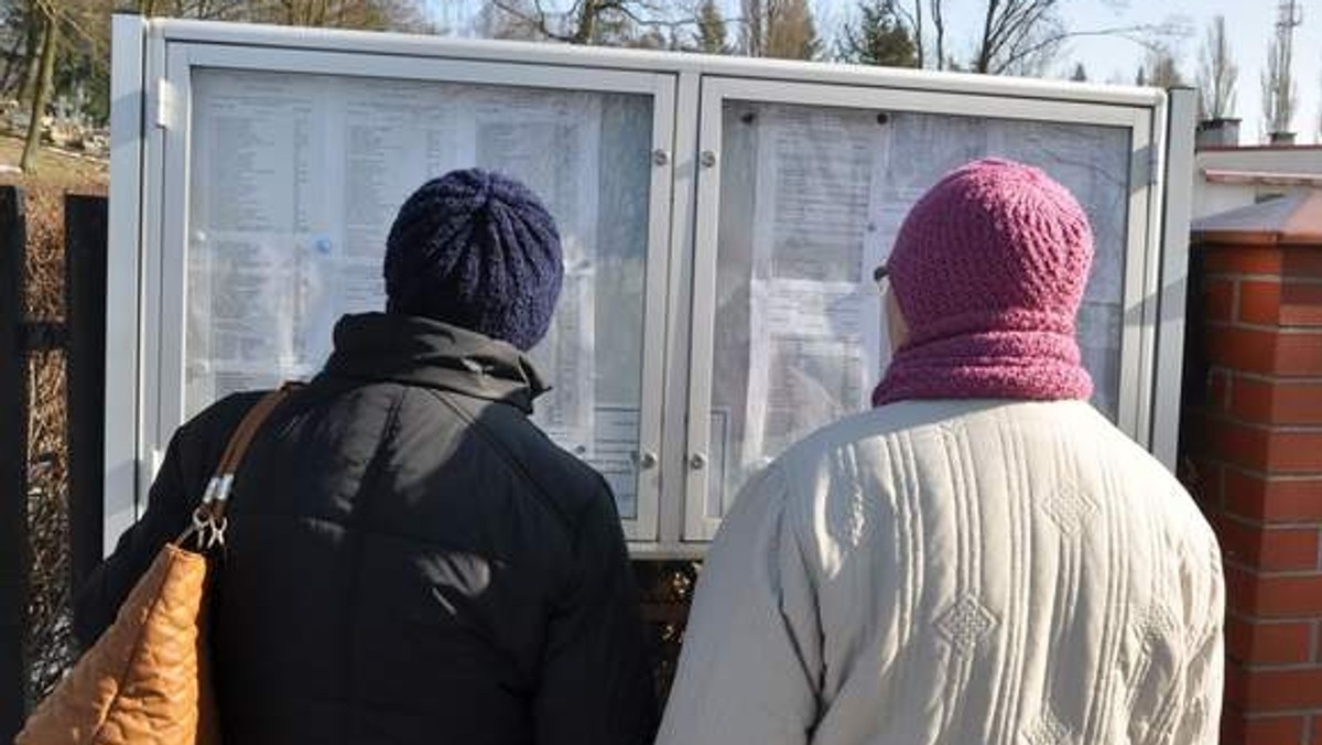 "Głos Koszaliński": Na bramie szczecineckiego cmentarza komunalnego pojawiła się lista zmarłych, za których bliscy nie odnowili opłaty za grób. Jeżeli tego nie zrobią, groby zostaną zlikwidowane.