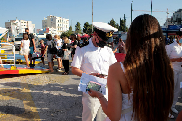 Straż przybrzeżna sprawdza dokumenty pasażerów w porcie w Pireusie