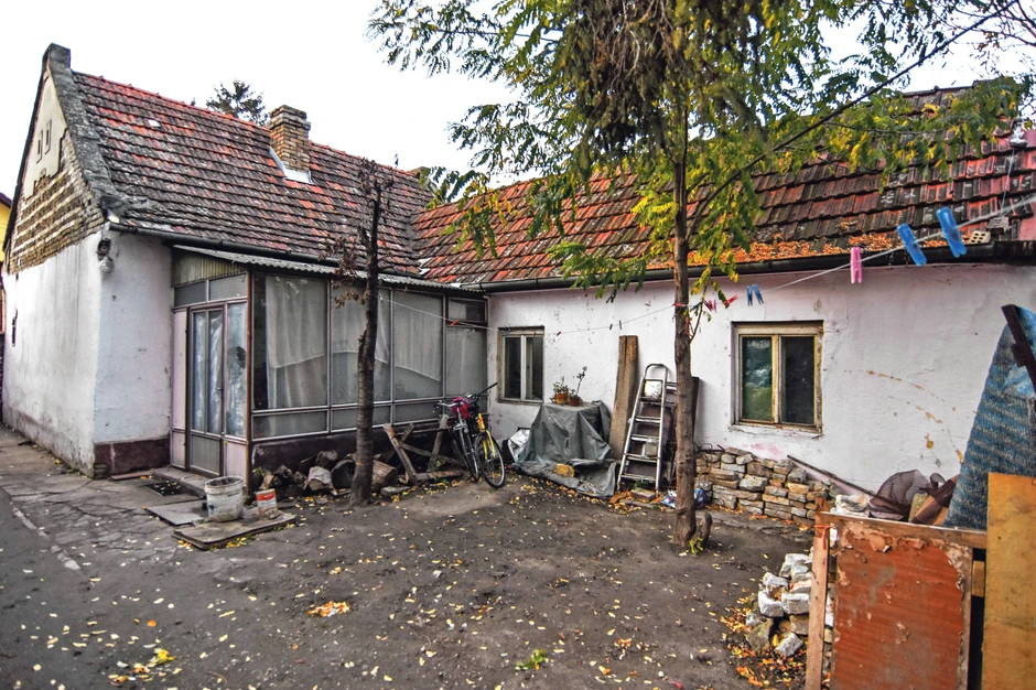 Zidovi i krov su ispucali na staroj zemljanoj kući