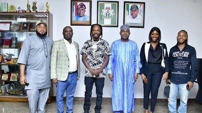 Chairman/Chief Executive Officer of the National Drug Law Enforcement Agency, Brig. Gen. Mohamed Buba Marwa (Retd) and music star, Naira Marley (both middle) flanked by the Agency’s Director of Media and Advocacy, Femi Babafemi (2nd l) and other members of Marley’s team. [Twitter:@ndlea_nigeria]