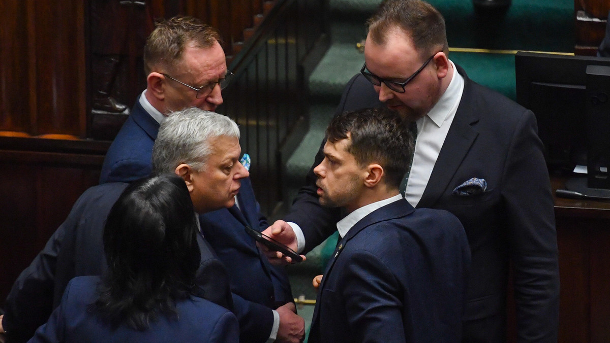 Polacy ocenili awantury w Sejmie. Czerwona kartka dla polityków