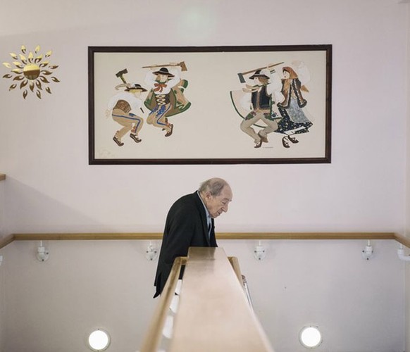 Autor: Karolina Jonderko, dla „Polityki”<br>
Wielka Brytania, Stover, Newton Abbot. Po drugiej wojnie światowej większość polskich żołnierzy, którzy walczyli po stronie narodów zjednoczonych i pod dowództwem brytyjskim, nie była w stanie wrócić do Polski. Dla większości ich rodzinne strony stały się miejscem kontrolowanym przez władze sowieckie. Obawiano się aresztowań na tle politycznym. Ze względu na znaczący udział Polaków w wojnie byli postrzegani w Whitehall i szerszych kręgach jako „sprawa wyjątkowa”. Polski akt przesiedlenia został podpisany w 1947 roku (znany również jako obietnica Churchilla). Nałożył on obowiązek na władze brytyjskie (dzisiaj Ministerstwo Obrony) zaspokojenia potrzeb tych Polaków i ich rodzin, którzy na jego mocy zdeklarowali się pozostać w Wielkiej Brytanii. Potrzeby dotyczyły zarówno pomocy finansowej, jak i utrzymania w obozach czy hotelach. Utworzono 45 obozów przesiedlenia na terenie całej Wielkiej Brytanii. Ilford Park Polish Home jest ostatnim, nad którym opiekę sprawuje Ministerstwo Obrony. Lokalnie nazywany jest Małą Polską. Na zdjęciach kolejno: 1) Bolesław Mariański (lat 96) w drodze do kaplicy na mszę świętą; 2) Portret papieża Jana Pawła II przy kaplicy; 3) Wspólne świętowanie walentynek; 4) Doroczny festiwal kapeluszy wielkanocnych; 5) Ręcznie uszyta mapa Polski wisi przy biurach dyrekcji Małej Polski 6) Co środę odbywa się wspólne śpiewanie polskich piosenek i tańce 7) Pokój pani Kazimiery Makowskiej; jako dziecko została wywieziona na Sybir, gdzie zginęli jej ojciec, babcia i młodszy brat; 7) Dariusz Kubiak całujący żonę Barbarę; pani Barbara cierpi na chorobę Alzheimera; pomimo dobrego zdrowia pan Dariusz postanowił zostać i towarzyszyć żonie w domu opieki. 11 lutego – 27 marca 2016 
<br><br>Źródło fot. <a href='http://www.grandpressphoto.pl/prasa/' style='color: blue'> Grand Press Photo 2016</a>