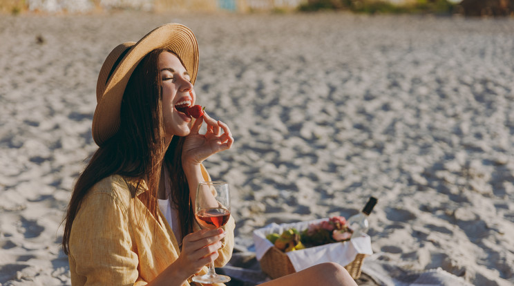 Nyáron a fényvédelemhez hozzátartozik a kalap, a krém és a vörösbor is. Ezek védenek a leégés ellen / Fotó: Shutterstock