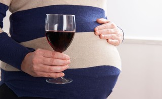 Do więzienia za picie alkoholu w ciąży? RPD ma propozycję