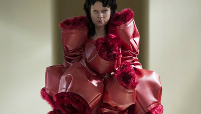 Magyar modell a párizsi divathét legextrémebb ruhájában