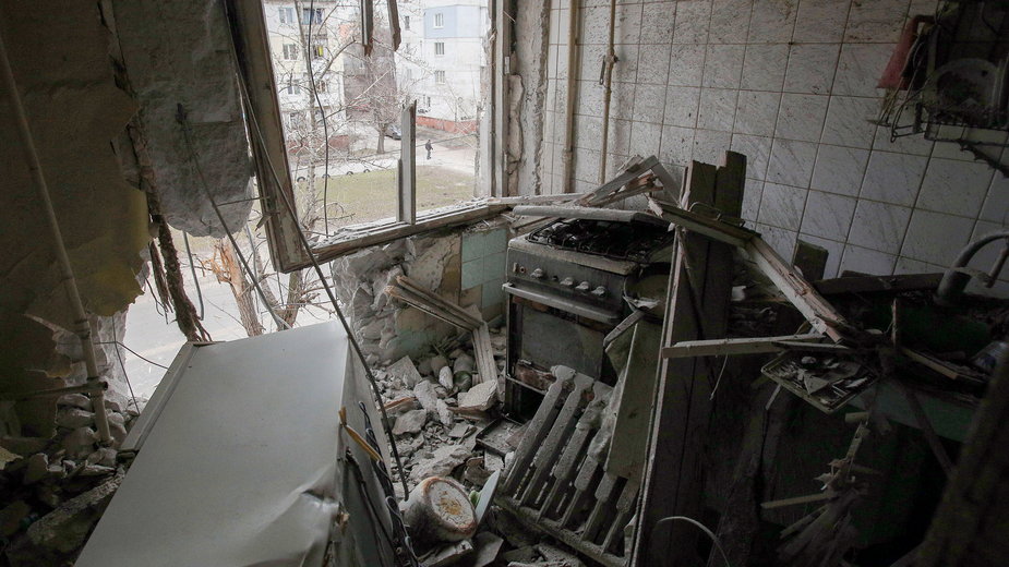 Zniszczony budynek mieszkalny po rosyjskim ataku na Siewierodonieck