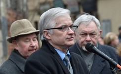 Cimoszewicz ostro o prezydencie: Niedouczony, ignorant, jego doktorat to nieporozumienie