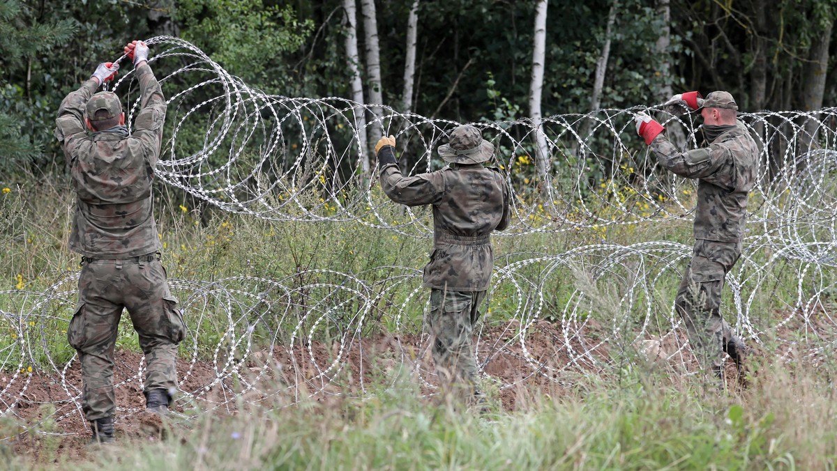 Granica polsko-białoruska. Żołnierze rozkładają drut kolczasty, by powstrzymać napływ migrantów