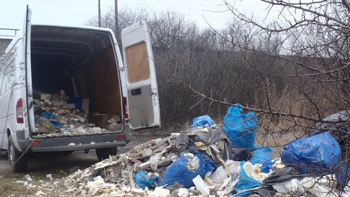 Strażnicy Miejscy odnaleźli wysypisko odpadów poremontowych. Znajduje się ono na terenach nadwarciańskich, na łące niedaleko wiaduktu kolejowego, w okolicy ulicy Karpiej.