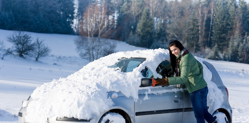 Uwaga! Zostawiasz śnieg na dachu auta? Możesz sporo zapłacić