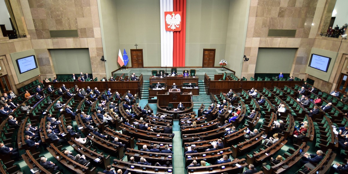 Wiemy, ile na Polskim Ładzie zyskają posłowie i senatorowie. Kwota zadziwia!