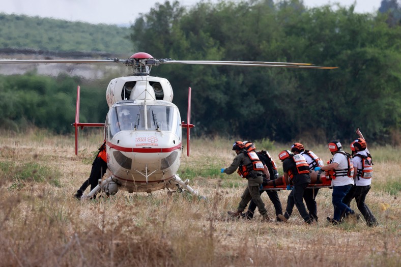 Ekipy ratunkowe ewakuują helikopterem ranną osobę w pobliżu miasta Sederot na południu Izraela. Hamas przeprowadził tam niespodziewany atak, 7 października 2023 r.