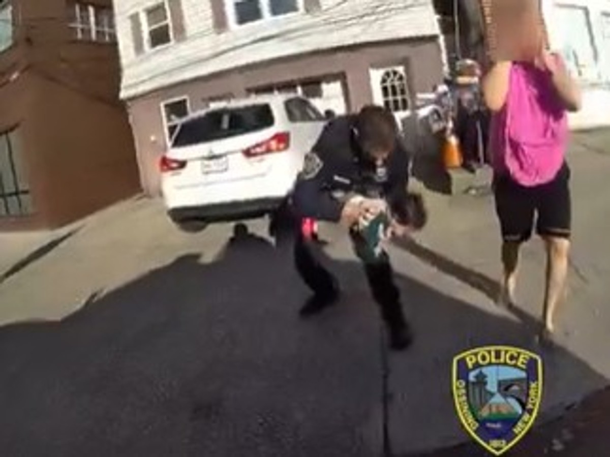 Policjant ratuje 10-miesięczne dziecko. Dramatyczne nagranie porusza wszystkich