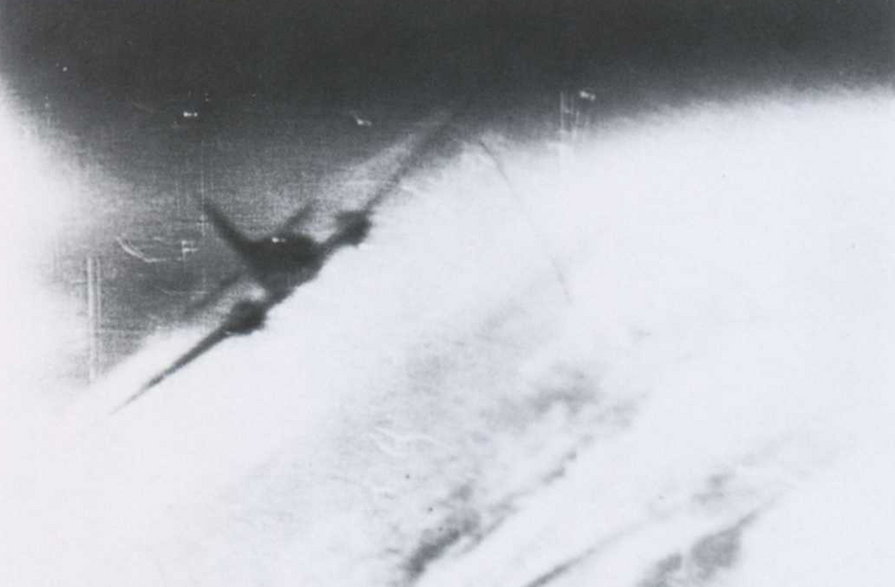 ujęcie zestrzelonego Iła-12 z fotokarabinu samolotu kpt. Ralpha Parra, dla którego radziecka maszyna stała się dziesiątym zwycięstwem powietrznym.