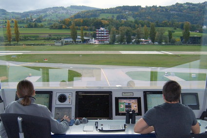 Ile zarabia kontroler lotów w Niemczech czy Czechach? Porównujemy ich zarobki z polskimi
