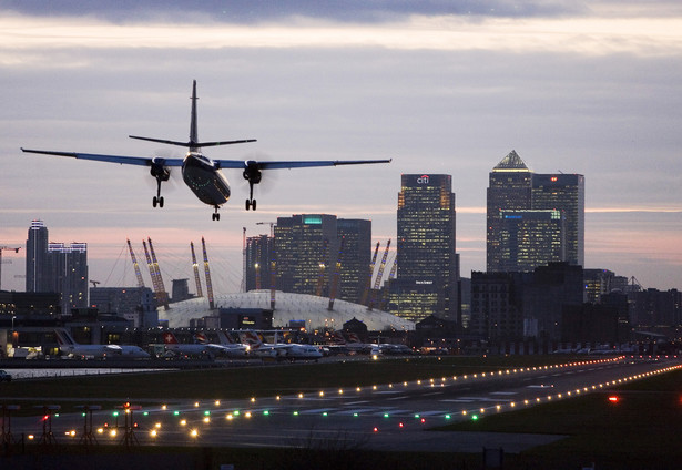 Lądujący samolot w Londynie