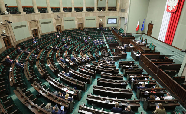 Sejm zdecydował, że będzie kontynuował prace nad projektem podnoszącym o 10 proc. akcyzę na napoje alkoholowe i wyroby tytoniowe. Wniosek o odrzucenie projektu w pierwszym czytaniu, z którym wystąpił klub PSL-Kukiz'15, nie uzyskał poparcia Sejmu.