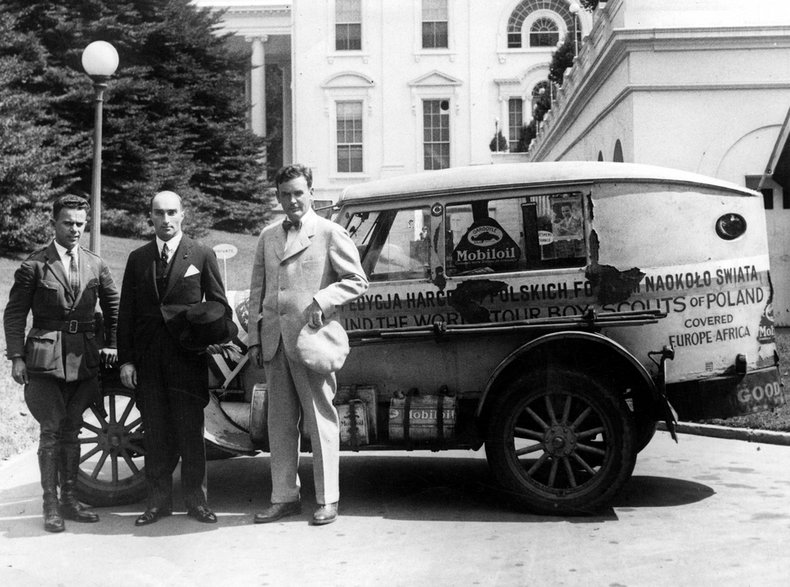  Jerzy Jeliński w towarzystwie posła Jana Ciechanowskiego (w środku) i prezesa skautów waszyngtońskich L.A. Sneada (1. z prawej), przed Białym Domem, po spotkaniu z prezydentem Stanów Zjednoczonych Johnem Calvinem Coolidgem, listopad 1927 r.