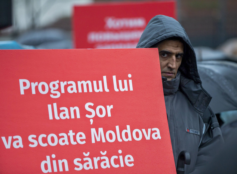 Zwolennicy partii Szor protestujący przed budynkiem parlamentu w Kiszyniowie, 15 grudnia 2022 r.