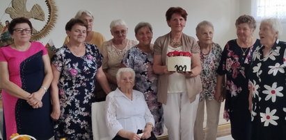 Pani Helena skończyła 101 lat. Z życzeniami i gratulacjami przyszła cała wieś