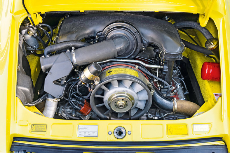 Bokser RS-a powstał przez rozwiercenie silnika o pojemności 2,4 litra z 911 s (średnica tłoka została zwiększona z 84 do 90 mm). Dzięki temu moc wzrosła ze 190 do 210 koni.