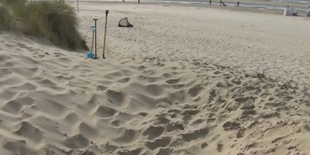 14-latka wciągnął piasek na plaży