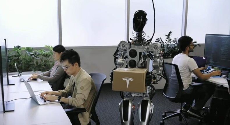 Tesla's Optimus bot demo video for AI DayYouTube