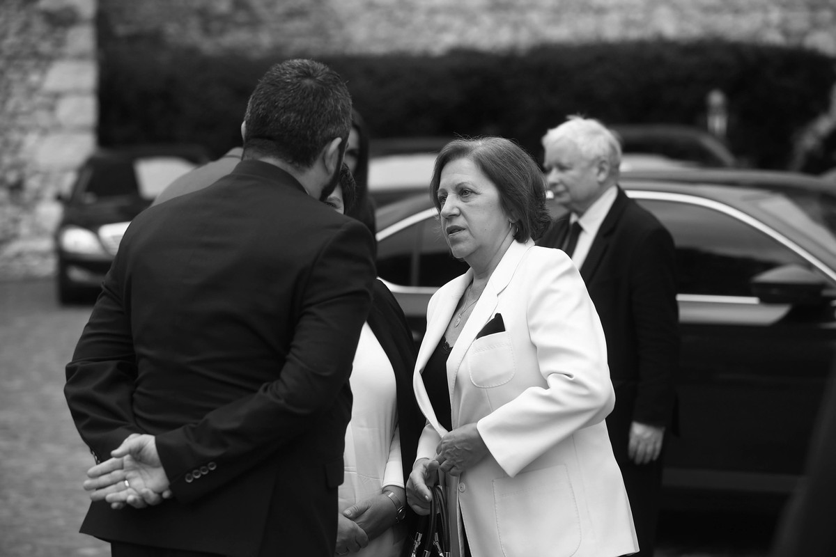 Jarosław Kaczyński miast mówić o „łotrach winnych śmierci”, winien spotkać się z Adamem Bodnarem i uzgodnić, co teraz ma zrobić Rzeczpospolita. Wiemy, że się nie spotkają, a sam pomysł wydałby się obu panom groteskowy.