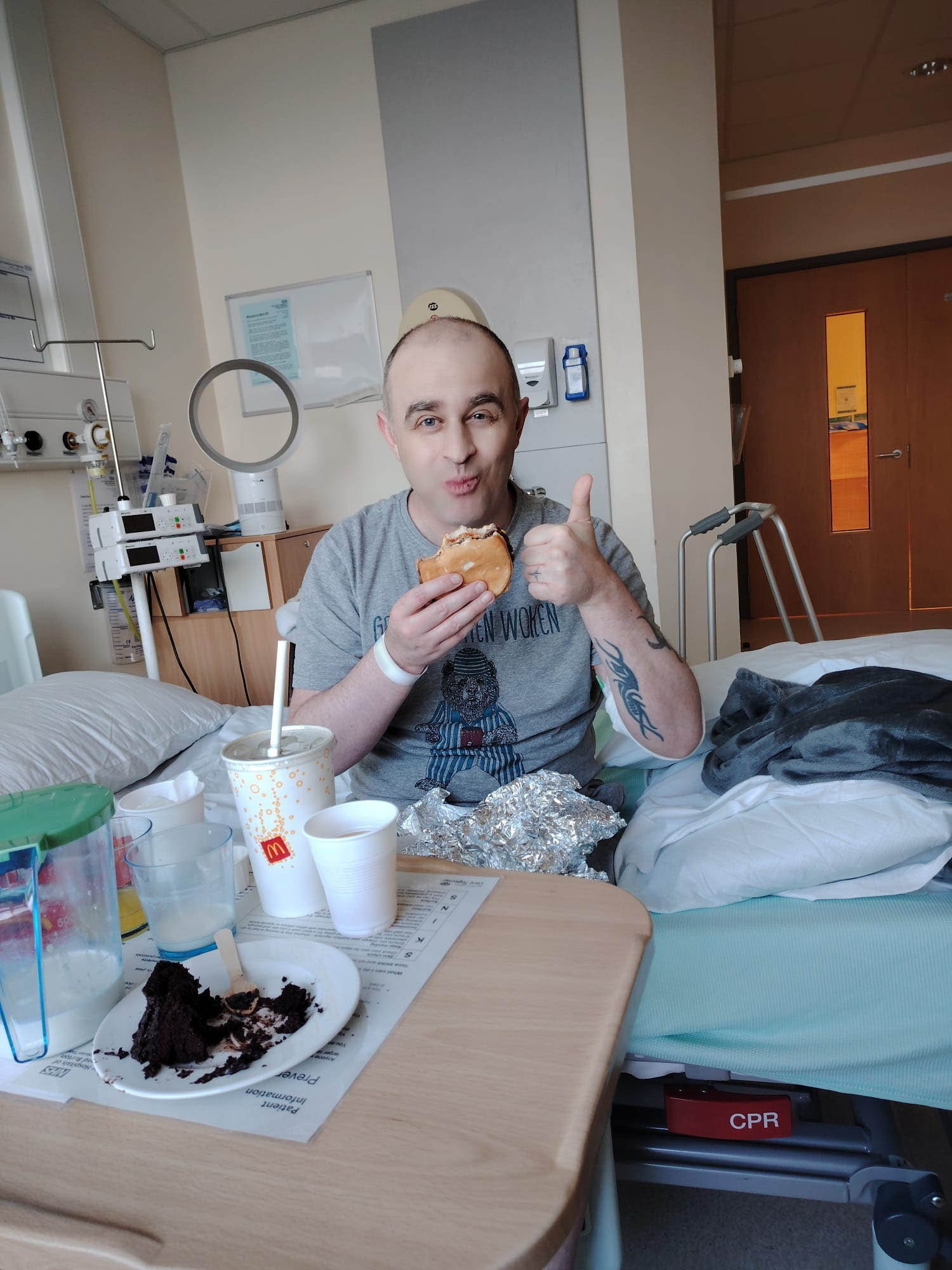 Nemocničné testy odhalili, že Clint má akútnu myeloidnú leukémiu.