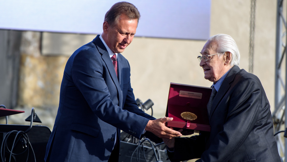 Reżyser filmowy i teatralny Andrzej Wajda odebrał w sobotę wieczorem Złoty Medal Honorowy za Zasługi dla Małopolski. Podczas uroczystości, która odbyła się z okazji Święta Małopolski na dziedzińcu zamku w Nowym Wiśniczu, wręczono również medale srebrne i brązowe.