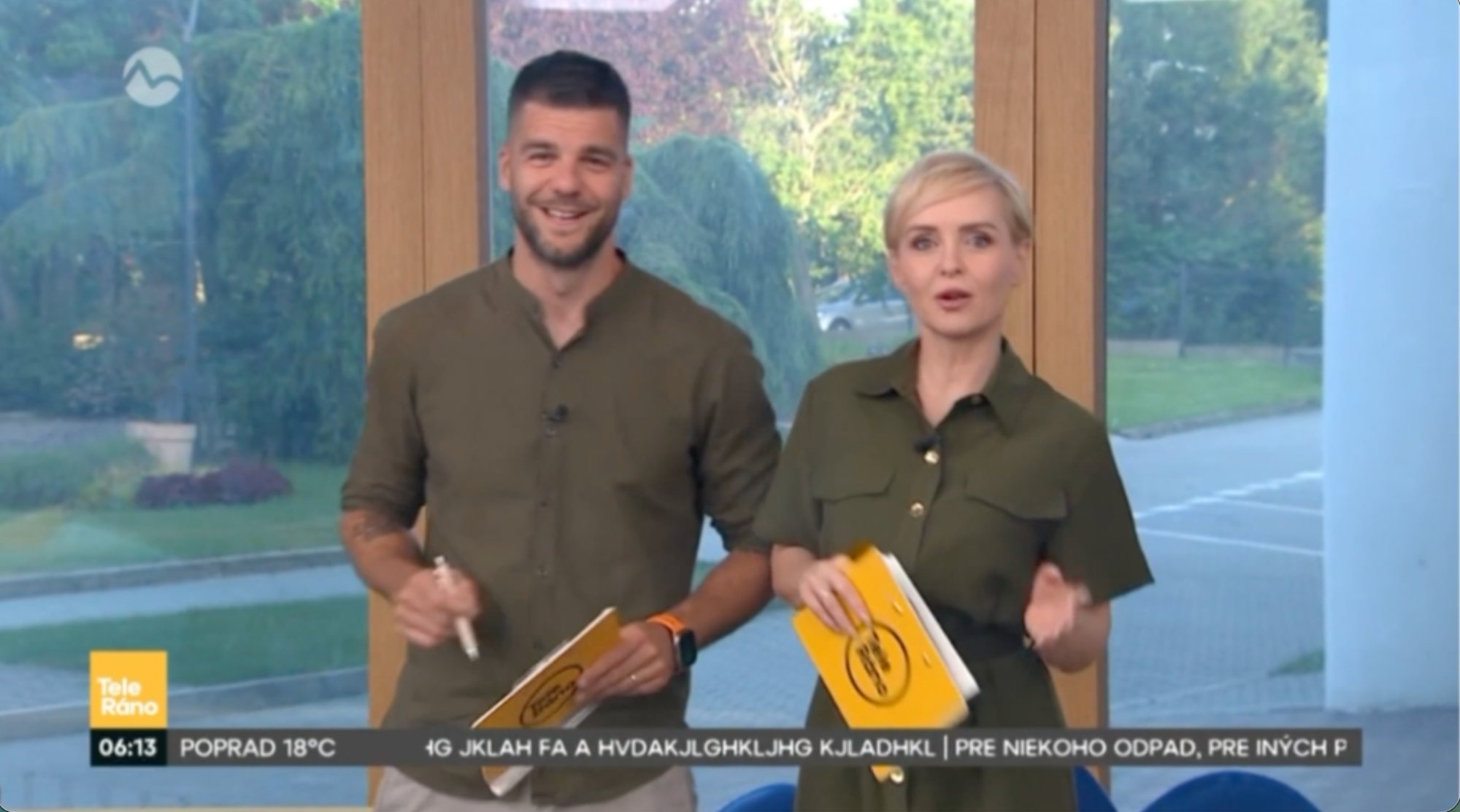 Kvetka Horváthová spevom pobavila aj kolegu Tomáša Juríčka.