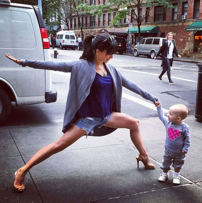 Hilaria Baldwin ćwiczy jogę z dzieckiem