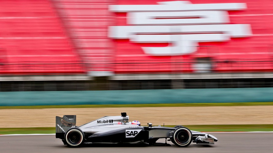 Jenson Button ściga się pod czujnym okiem pięknej partnerki