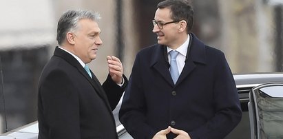 Morawiecki po rozmowach z Orbanem. Tym prezentem zaskoczył premiera Węgier