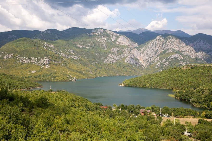 W drodze do Jezioro Koman, Albania