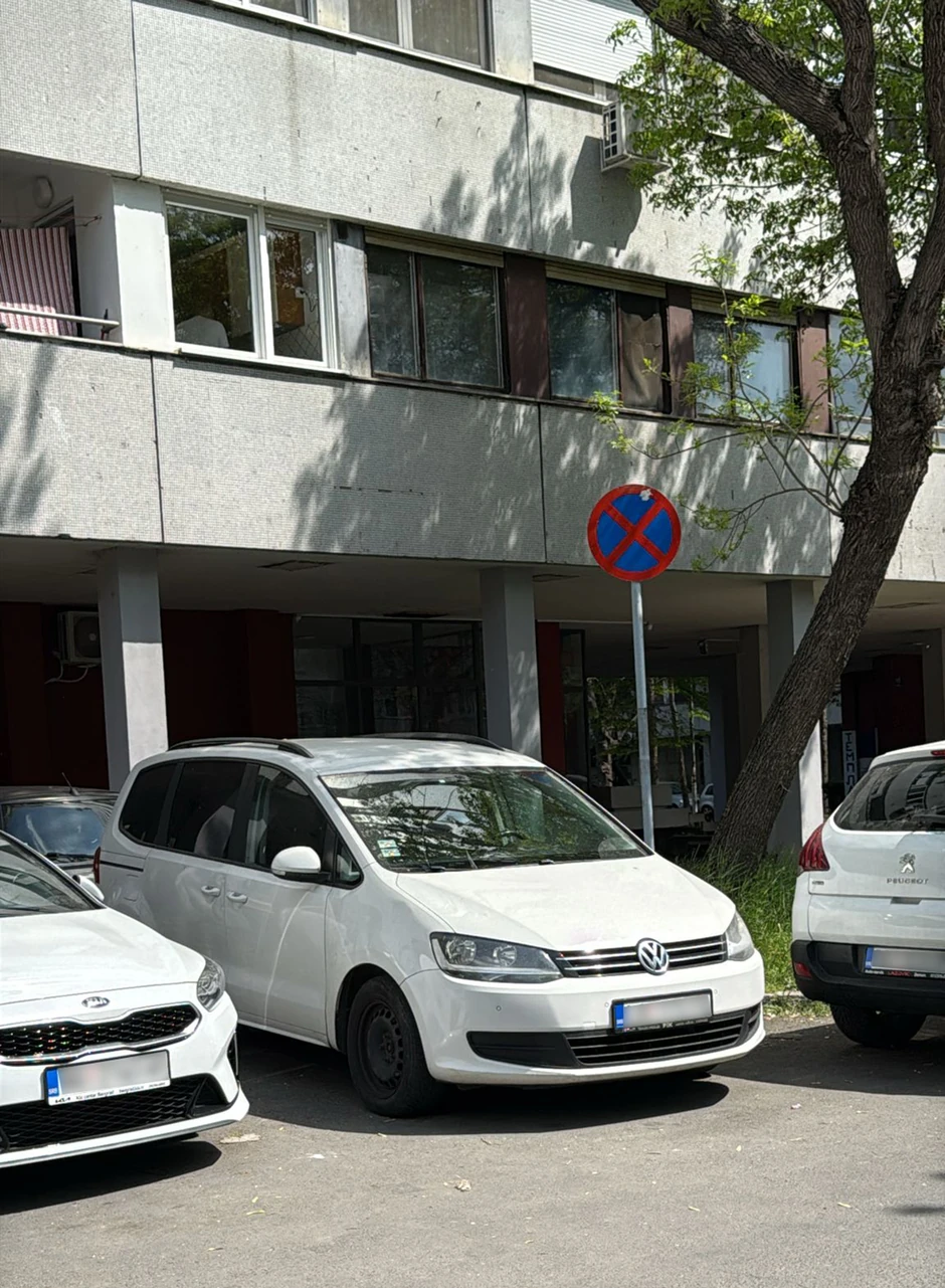 Markov auto je i dalje ispred zgrade parkiran