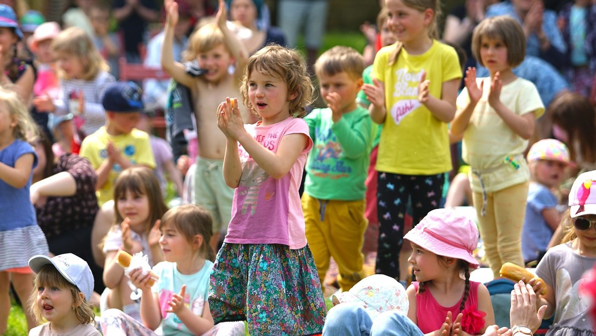 Trendy sa menia, no podstata ostáva: Etnologička vysvetľuje, ako sa menili oslavy aj darčeky k MDD, foto: Medzinárodný deň detí v Prahe, 2021