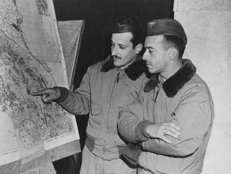 Kapitanowie Lafayette Souza Flight i Oswaldo Pamplona Pinto zapoznają się z mapą terenu działań