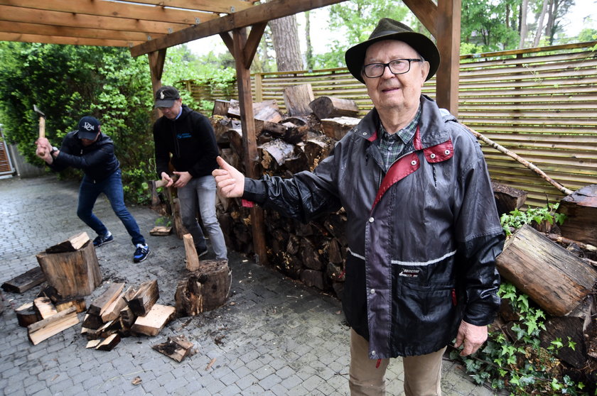 Dariusz Joński i Michał Sczerba wysprzątali z zewnątrz i wewnątrz dom w podwarszawskim Komorowie