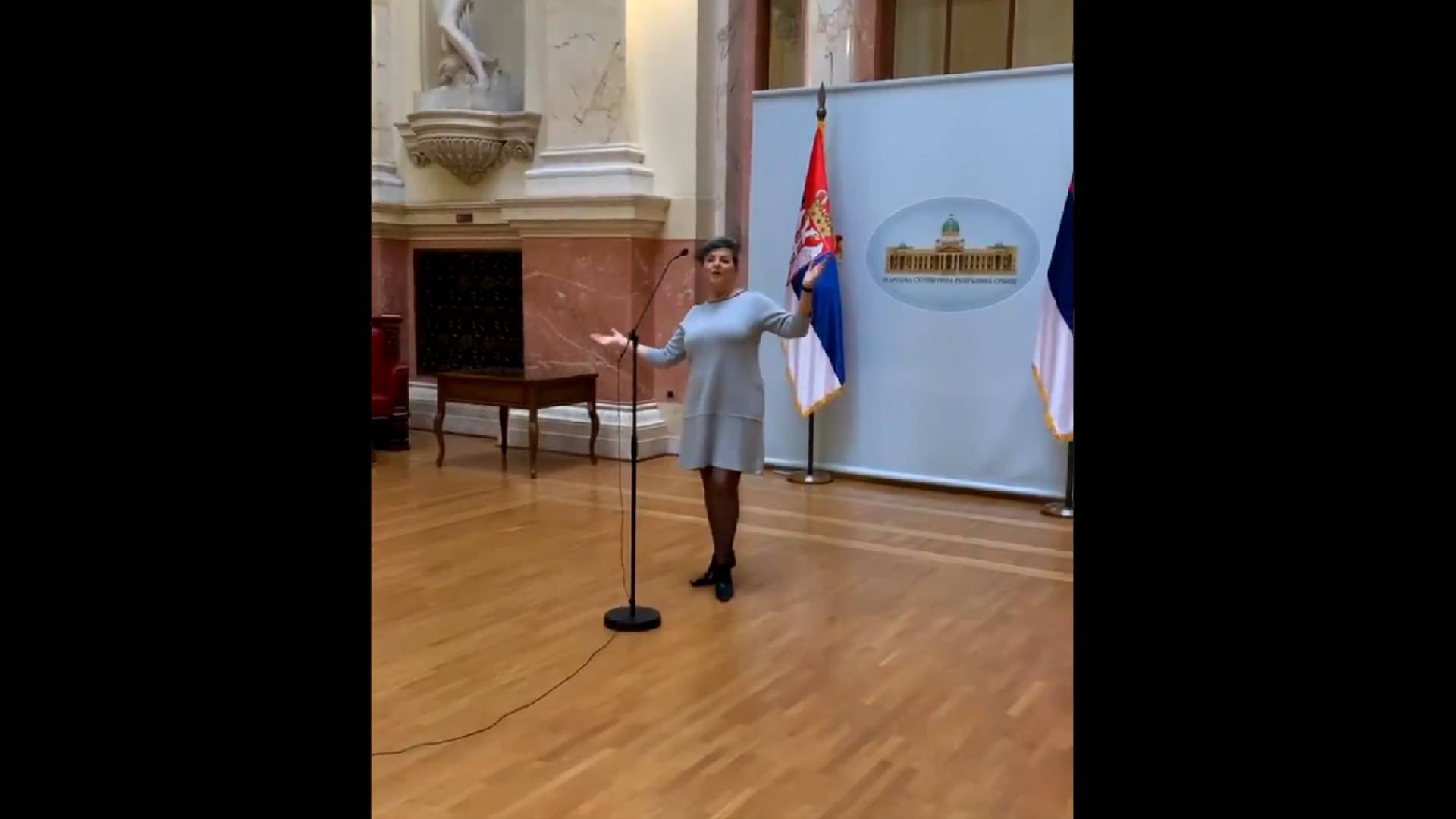 Ana Bekuta zapevala u Skupštini, pa dobila kritike - "ovo je stvarno blam za nju"