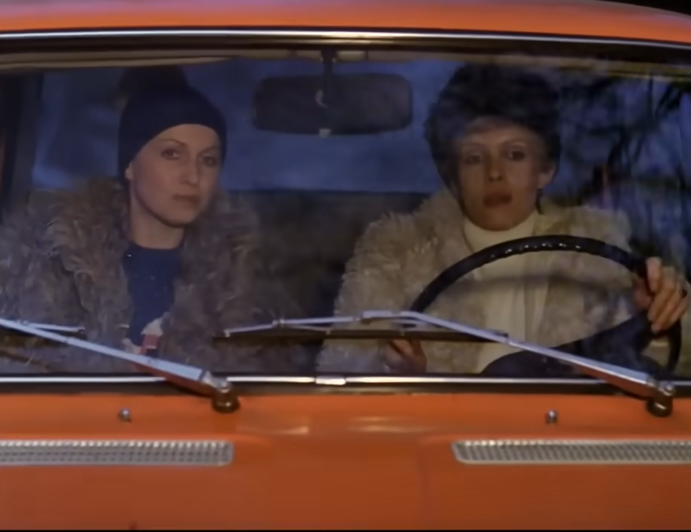 Herečky Eliška Balzerová a Jana Šulcová vo filme S tebou mě baví svět.